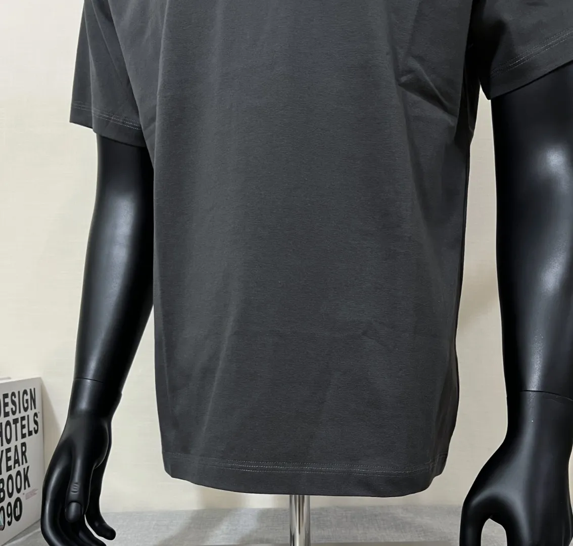 P140 Stone Island/Stone Island classic official website is on sale; small logo embroidery and pressed round neck short-sleeved T-shirt, strictly control the size of the logo, neat and clear letters, and the details are consistent with the original version; the original 240g double yarn 100% cotton fabric is selected; the upper body is simple, beautiful and very durable, with three-needle stitching and high-standard workmanship, with complete three-label details, high-temperature washing, soft fabric, better breathability, no shrinkage or deformation after washing, versatile style Match as you like, European size version, colors: black, dark gray, lilac gray, white; sizes XS-L, (L can wear up to 200 pounds)